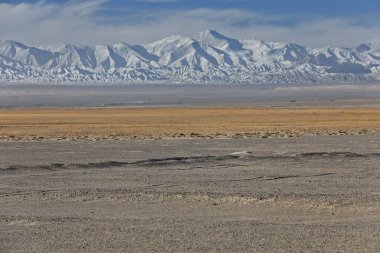 Nal 'dan SWward manzarası. G315 karayolu Qaidam Çölü' nün üzerinden Kunlun Dağları 'nın doğu Qimantag Dağları' nın karlı sonundaki SE.end 'e. Haixi Eyaleti-Qinghai Eyaleti-Çin