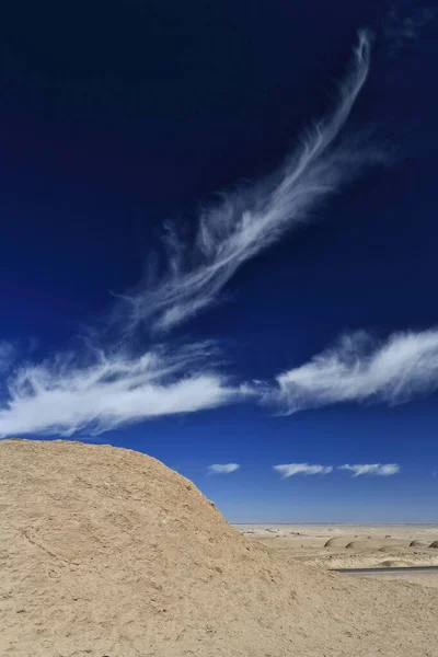 Cirrus Uncinus Mares Tails Nuvens Sobre Arredondado Yardangs Erodido Aerodinâmica — Fotografia de Stock