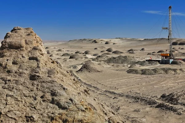 Petróleo Bien Entre Los Yardangs Redondeados Erosionó Generalmente Viento Aerodinámico —  Fotos de Stock