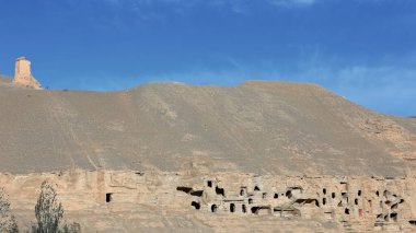 Mogao Budist mağaraları Dachuan nehrinin 2 km yukarısındaki kayalıklarda kesiliyor. 243 tanesi keşişler için Kuzey Bölgesi 'nde yaşayan meditasyon odalarına defnedildi. Dunhuang-Gansu bölgesi-Çin