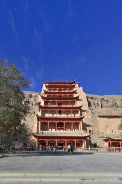 9. kattaki 9. katın ahşap verandasında 96-Mogao Mağara Koruma Alanı 492 mağara ve hücre tapınağı bulunuyor. Bazıları 4. yüzyıldan 14. yüzyıla kadar Budist sanatına ev sahipliği yapmak için açık. Dunhuang-Gansu bölgesi. -Çin.