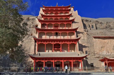 9. kattaki 9. katın ahşap verandasında 96-Mogao Mağara Koruma Alanı 492 mağara ve hücre tapınağı bulunuyor. Bazıları 4. yüzyıldan 14. yüzyıla kadar Budist sanatına ev sahipliği yapmak için açık. Dunhuang-Gansu bölgesi. -Çin.
