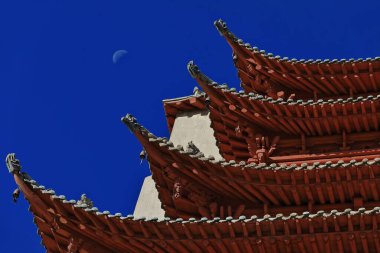 9. kattaki 9. katın ahşap verandasında 96-Mogao Mağara Koruma Alanı 492 mağara ve hücre tapınağı bulunuyor. Bazıları 4. yüzyıldan 14. yüzyıla kadar Budist sanatına ev sahipliği yapmak için açık. Dunhuang-Gansu bölgesi. -Çin.