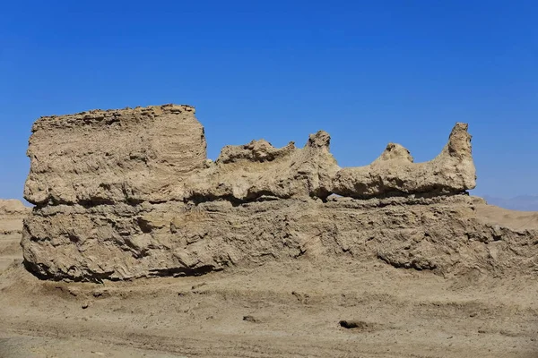 列車機関車の形Yardang風の技術的に堆積岩の折り畳まれた堆積物に刻まれた細長い合理化された地形浸食 305州道付近 カイダム盆地砂漠を横断 青海省 — ストック写真