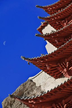9. kattaki 9. katın ahşap verandasında 96-Mogao Mağara Koruma Alanı 492 mağara ve hücre tapınağı bulunuyor. Bazıları 4. yüzyıldan 14. yüzyıla kadar Budist sanatına ev sahipliği yapmak için açık. Dunhuang-Gansu bölgesi. -Çin.