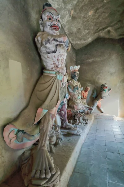 在莫高洞S Area 492洞穴和佛教艺术活动室的神龛中 有佛教人物雕像和守护狮子或石狮的雕像 公元4 14世纪 — 图库照片
