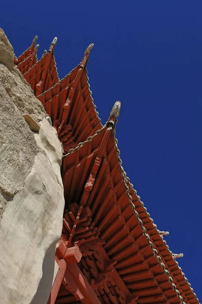 Kattaki Katın Ahşap Verandasında Mogao Mağara Koruma Alanı 492 Mağara — Stok fotoğraf