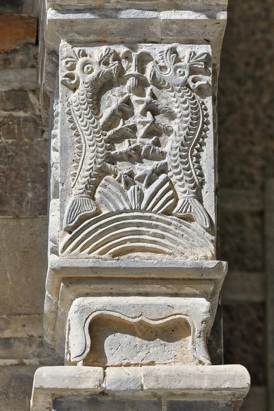 Квадратный Каменный Столб Вырезанный Рельефами Мифологических Существ Макары Головой Крокодила — стоковое фото