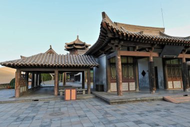 Avlu-Çin tapınağı ve Hilal Lakına tepeden bakan köşkler kompleksi. Dunhuang-Gansu-Çin-0668