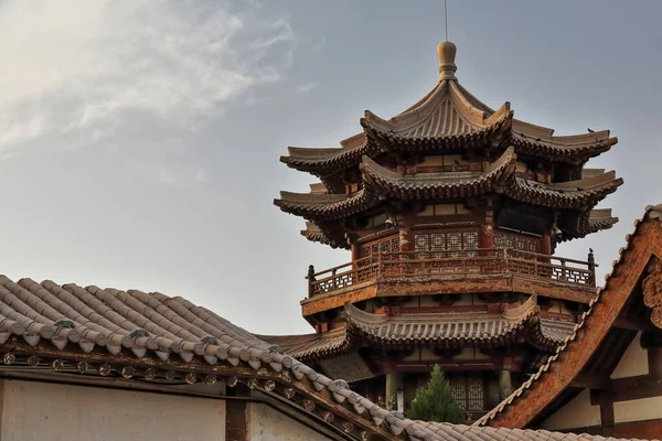 Horní Patrové Okapy Chrámu Mingyue Čínské Pagody Dalších Pavilonů Postavených — Stock fotografie