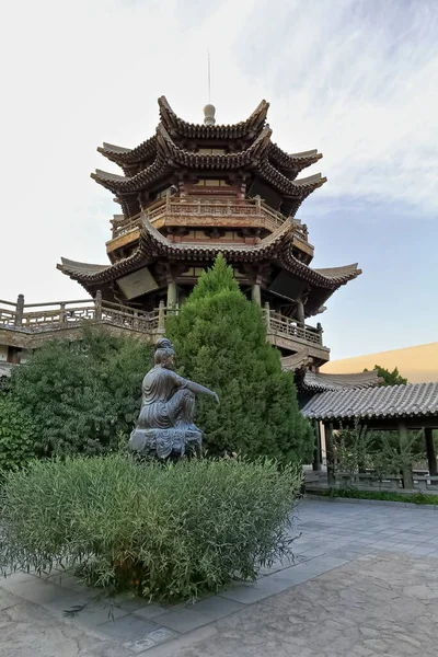 Pagoda Chinezească Pavilioanele Înconjurătoare Vedere Lacul Crescent Dunhuang Gansu China — Fotografie, imagine de stoc