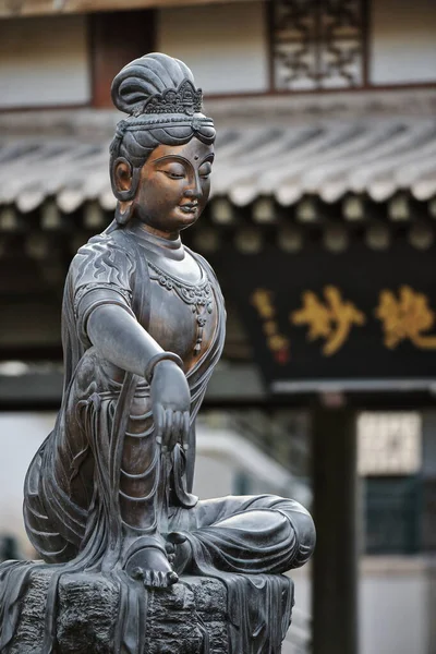 Estatua Bronce Buda Frente Pagoda China Otros Pabellones Del Templo — Foto de Stock