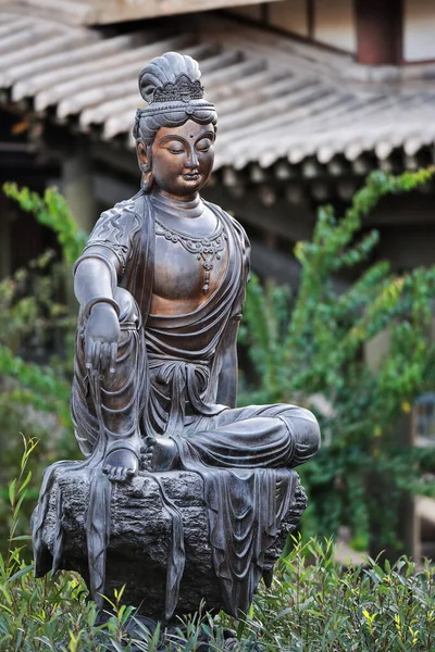 Estatua Bronce Buda Frente Pagoda China Otros Pabellones Del Templo — Foto de Stock