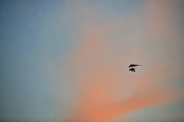 飞机在日落时分飞越敦煌新月湖 Yueyaquan绿洲 Mingsha山地区上空 天空清澈多云 机上有两人 甘肃省 — 图库照片