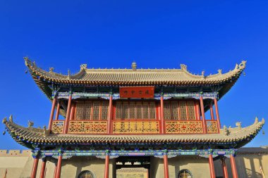 Wenchang Pavyonu 'nun camları kırmızıya boyanmış sütunlar, fayanslar, çatı kaplamaları ve kalça boyalı ahşap kirişler. Jiayu Geçidi Çin Seddi 'nin en batısındaki Jiayuguan şehri Gansu Prov..