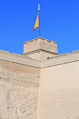 Jiayu Guan Geçidi 'nin iç duvarına ve lomboz toprağının köşesine bayrak asıldı. Hexi Koridoru-Çin Seddi Jiayuguan 'ın en batısındaki Gansu şehri..