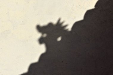 Işık ve gölge oyunu: xie Shan çatı gölgesi iç kalenin loess toprağı duvarına boynuzsuz bir ejderha kafası silueti bırakıyor. Jiayu Guan Pass-Jiayuguan şehir-Gansu bölgesi-Çin.