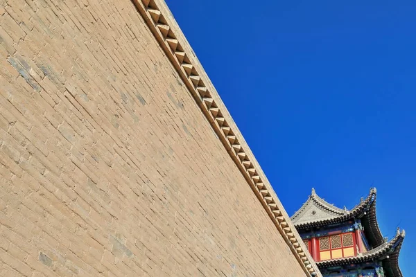 三角形の形をしたフリーズレンガの壁の上部にランプRuyuan男性上の塔に行く 調停西門Jiayu関峠砦の内側の壁に 嘉峪関市 甘粛省中国 — ストック写真