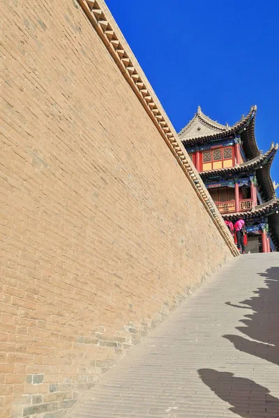 地元の観光客の影は ランプの床の上に塔にRouyuanメンズ調停西門Jiayu関峠砦の内側の壁の上に上がる 嘉峪関市 甘粛省中国 — ストック写真