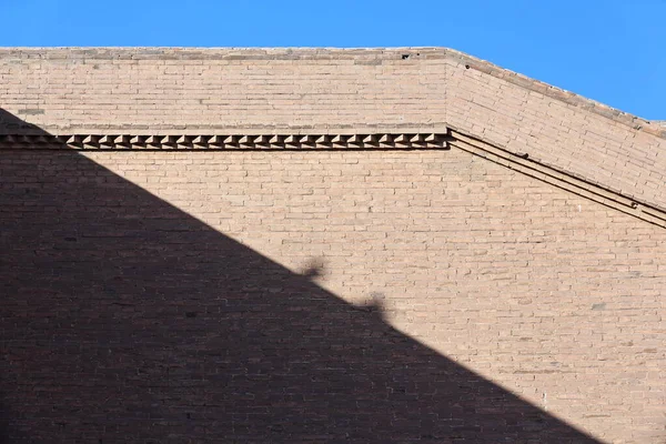 Juego Luces Sombras Sombra Muralla Proyectada Sobre Pared Ladrillo Camino — Foto de Stock