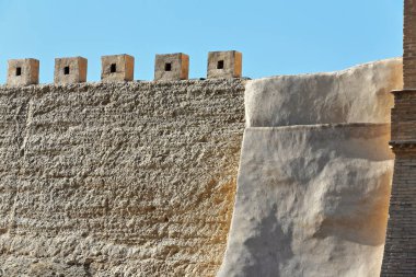 Jiayu Geçidi 'nin 1372 yılından kalma, Jiuyanquan Gölü' nün tepesindeki Hexi Koridoru 'nun batısındaki Çin Seddi' nin en sonundaki kayalık toprak ve tuğla duvarlarına çarpmış. Jiayuguan şehir-Gansu bölgesi..