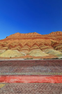 Zhangye Danxia-Red Cloud Nali 'nin muhteşem renkli kumtaşı ve siltstone şekilleri. Qilian Dağları' nın Gökkuşağı Dağları-E.Foothls olarak bilinen jeoloji Parkı. Zhangye-Gansu bölgesi-Çin.