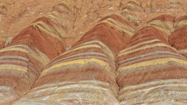 Zhangye Danxia-Red Cloud Nali 'nin muhteşem renkli kumtaşı ve siltstone şekilleri. Qilian Dağları' nın Gökkuşağı Dağları-E.Foothls olarak bilinen jeoloji Parkı. Zhangye-Gansu bölgesi-Çin.