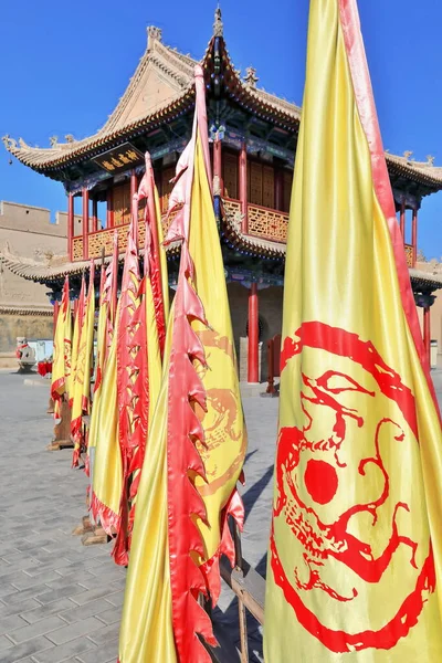 在嘉义关口城郊文昌亭子的东南角 一排黄红色的不挥动的旗帜排成一行 嘉于关 甘肃省 — 图库照片