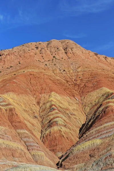 チャンイエDanxiaの壮大なカラフルな錆びた砂岩やシルトストーンの地形レッドクラウドNal Geological Parkので レインボー山脈と呼ばれる 祁連山脈の丘陵 チャンイエ 甘粛省 — ストック写真