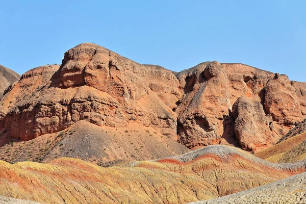 チャンイエDanxiaの壮大なカラフルな錆びた砂岩やシルトストーンの地形レッドクラウドNal Geological Parkので レインボー山脈と呼ばれる 祁連山脈の丘陵 チャンイエ 甘粛省 — ストック写真