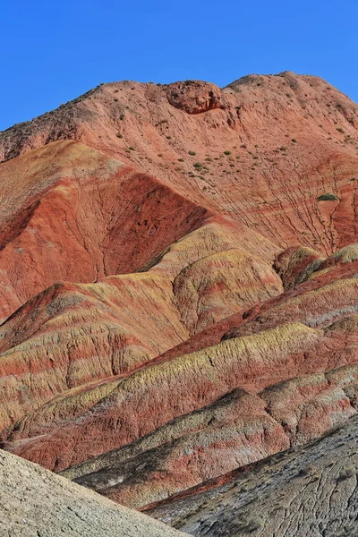 색상의 과붉은 Nnal Geological Park 지형으로 불리는 킬리언 산맥의 레인보우 — 스톡 사진