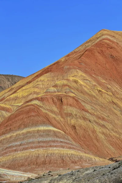 チャンイエDanxiaの壮大なカラフルな錆びた砂岩やシルトストーンの地形レッドクラウドNal Geological Parkので レインボー山脈と呼ばれる 祁連山脈の丘陵 チャンイエ 甘粛省 — ストック写真