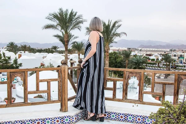 Rückansicht einer Frau im Kleid mit Blick auf ein Resort in Ägypten — Stockfoto