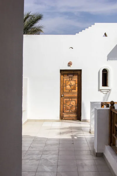 Дерев'яна двері в білому будинку на курорті в Єгипті — стокове фото