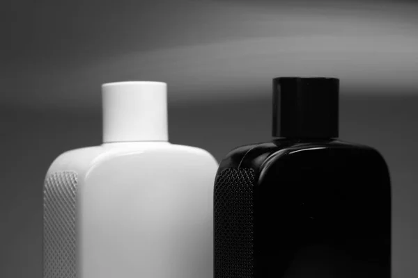 Dwie butelki perfum człowieka na szarym tle — Zdjęcie stockowe