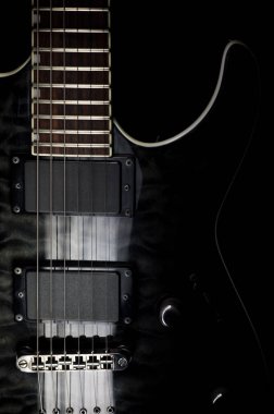 Modern elektrikli siyah gitar gövdesini. Yakın çekim fotoğraf ışık boyama tekniği ile.