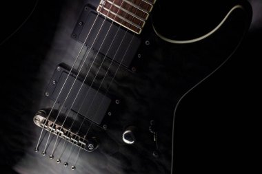 Transfer ve dizeleri ile modern bir elektro gitar parçası. Portre fotoğraf.