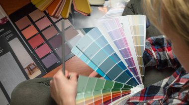 Roma. İtalya. Aralık 06, 2019. Renk paleti ile renk seçen tasarımcı çizmek için bir renk seçer. Tasarım ve iç mimari. Ev tamiri. renk seçimi. Pantone Renk Paleti. Sikenler