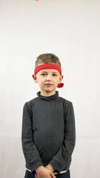 Küçük Karateci Siyah Golflü Çocuk Kırmızı Saç Bantları Beyaz Arkaplanda — Stok fotoğraf