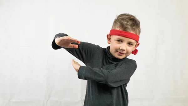 Liten Karatespelare Pojke Mörk Golf Och Röda Pannband Vit Bakgrund — Stockfoto