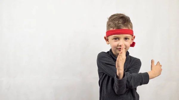 Маленький Гравець Карате Хлопчик Темному Гольфі Червоні Головні Убори Білому — стокове фото