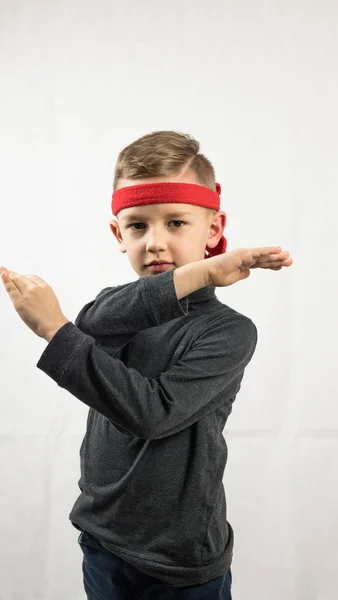 Liten Karatespelare Pojke Mörk Golf Och Röda Pannband Vit Bakgrund — Stockfoto