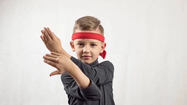 Mały Gracz Karate Chłopiec Ciemnym Golfie Czerwone Opaski Białym Tle — Zdjęcie stockowe
