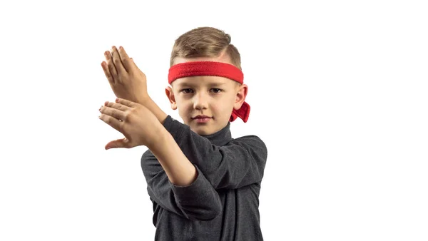 Kleine Karatespeler Jongen Het Donker Golf Rode Hoofdbanden Een Witte — Stockfoto