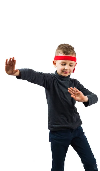 Kleine Karatespeler Jongen Het Donker Golf Rode Hoofdbanden Een Witte — Stockfoto