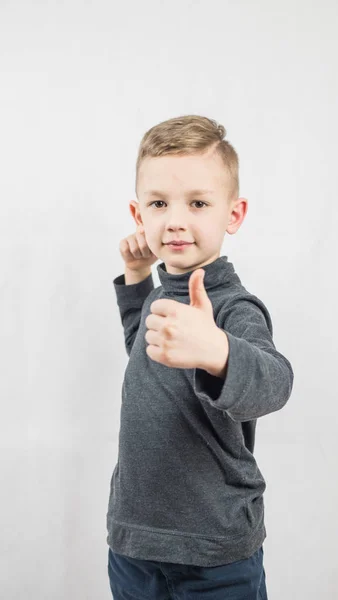 Студійний Портрет Милого Хлопчика Хлопчик Показує Великий Палець Ізольовані Білому — стокове фото