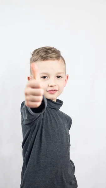 Студійний Портрет Милого Хлопчика Хлопчик Показує Великий Палець Ізольовані Білому — стокове фото