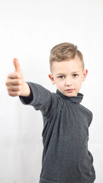 Studioporträtt Söt Pojke Pojken Visar Tummen Upp Isolerad Vit Bakgrund — Stockfoto