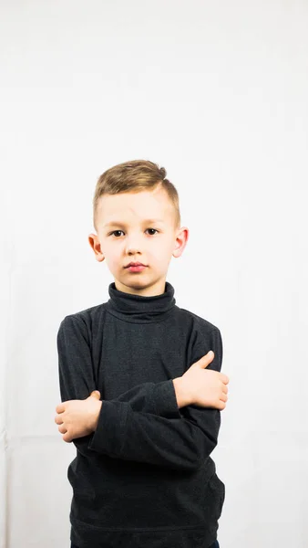 Yakışıklı Bir Çocuğun Stüdyo Portresi Çocuk Ellerini Göğsüne Koydu Şaşırmış — Stok fotoğraf