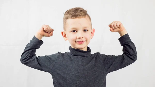 Söt Liten Pojke Visar Styrka Vit Bakgrund Kopieringsutrymme — Stockfoto